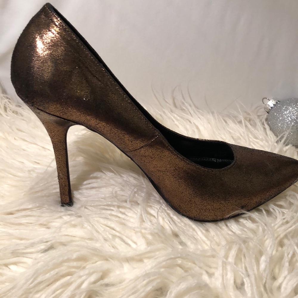 Rock & Republic Gold Glitter Pump